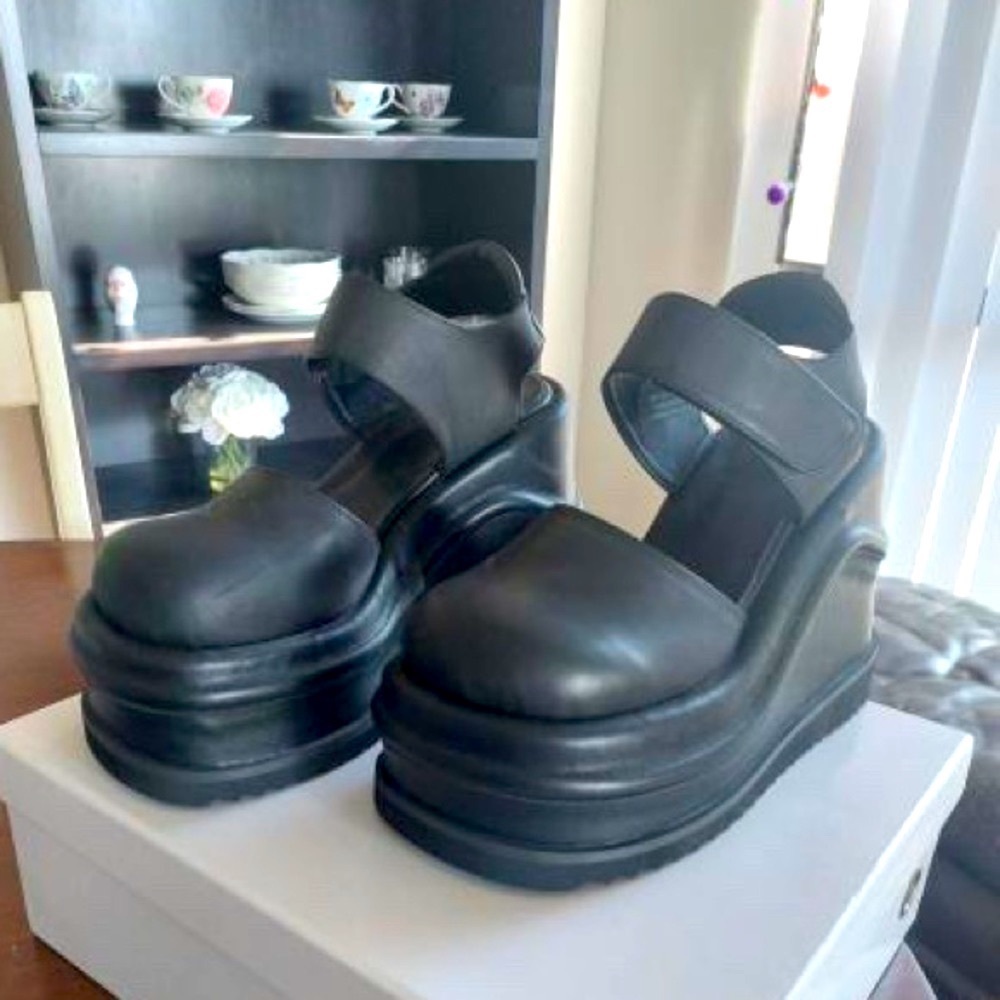 Unif Woman’s platform sandal in size 7